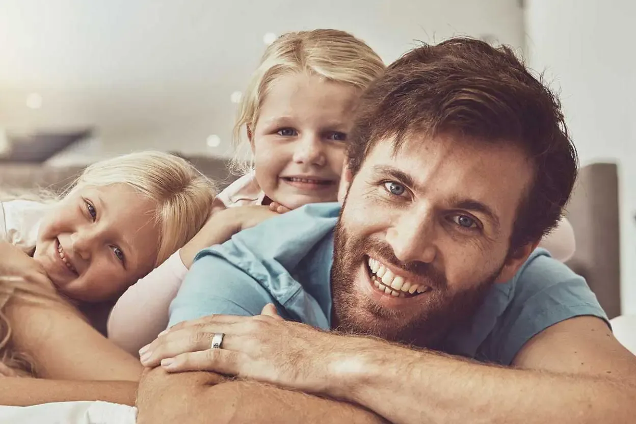 Perhe kotonaan olohuoneessa